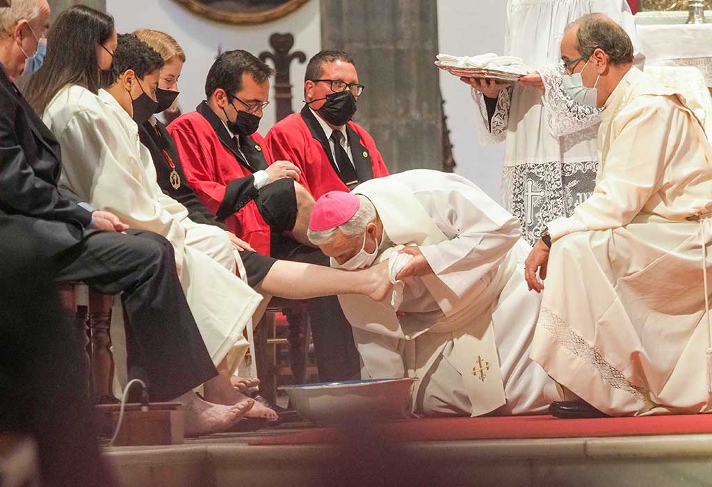 Momento de la ceremonia del lavatorio de pies por el obispo