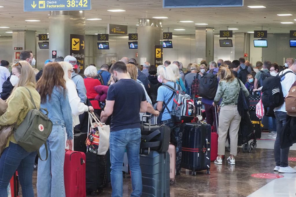 Cuidado si vas a viajar este verano: esperan un "caos importante" en los aeropuertos canarios