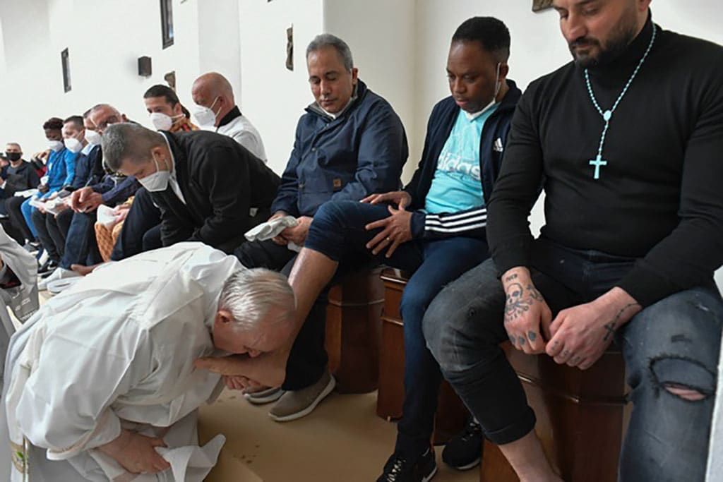 El Papa pasa casi tres horas en una cárcel romana y lava los pies a doce presos