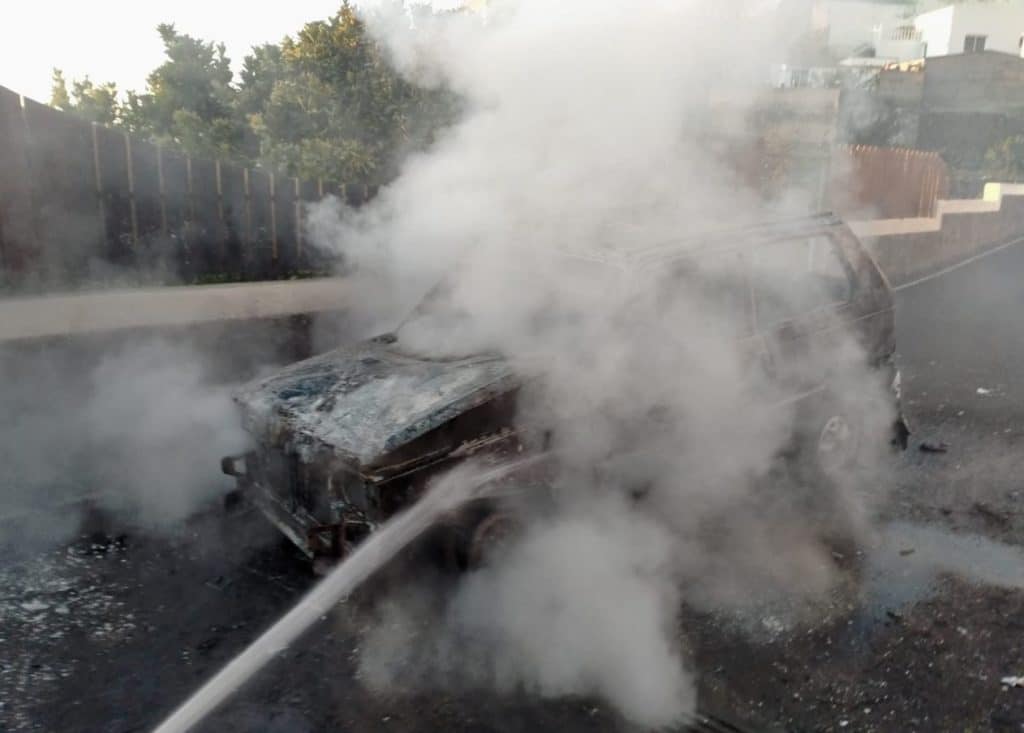 El fuego calcina "completamente" un coche en La Guancha