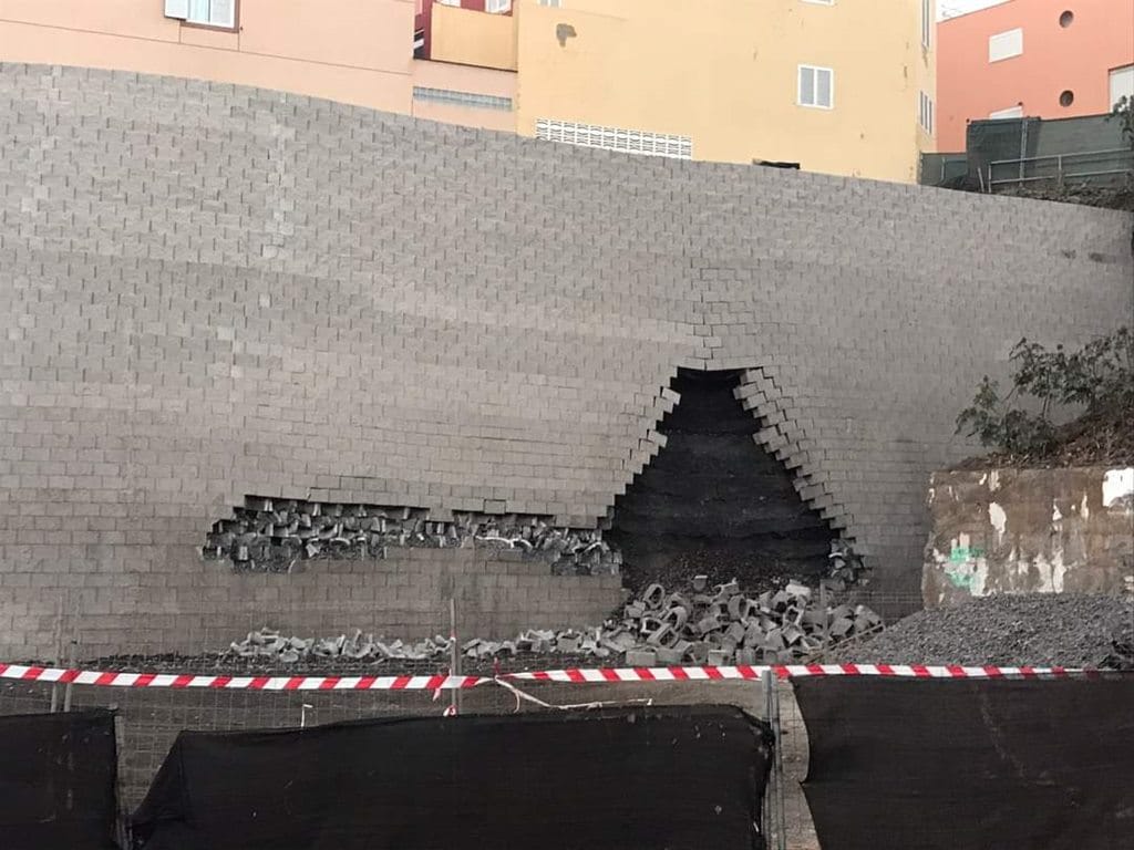 Imagen de la plataforma vecinal Chumberas Basta Ya del estado del muro. Cedida