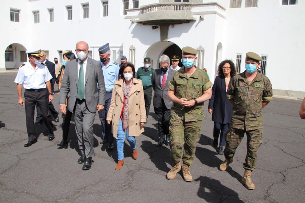 La ministra de Defensa, Margarita Robles, a su llegada al acuartelamiento militar de El Fuerte, en Breña Baja.
