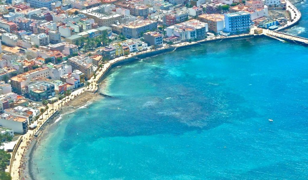 Prohíben el baño en una playa de Canarias por la presencia de microalgas