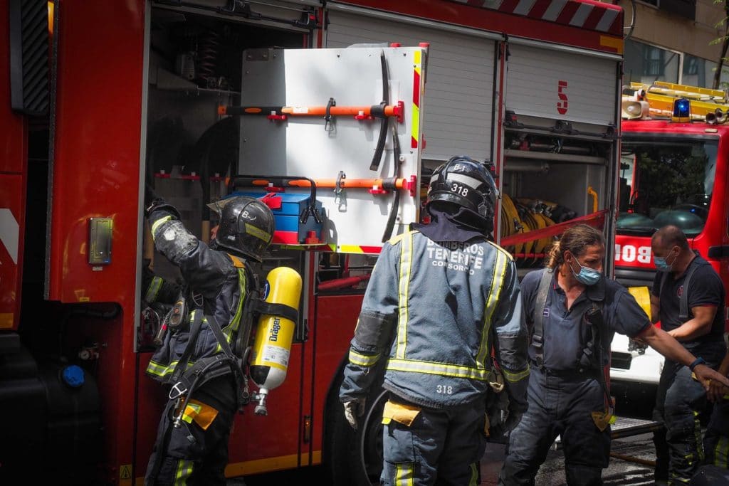 Atrapada en su vehículo volcado en Arona: los bomberos lograron sacar a la persona