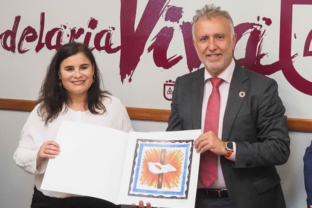 Torres recibió varios obsequios de manos de la alcaldesa. 