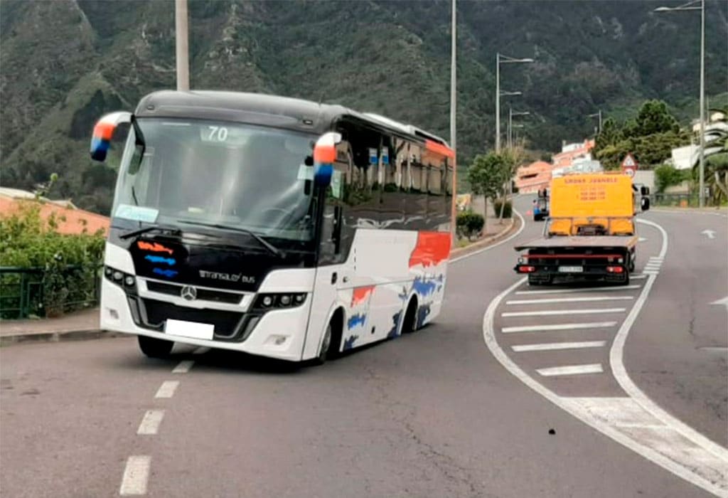 Susto en La Orotava: una guagua pierde dos ruedas en plena carretera