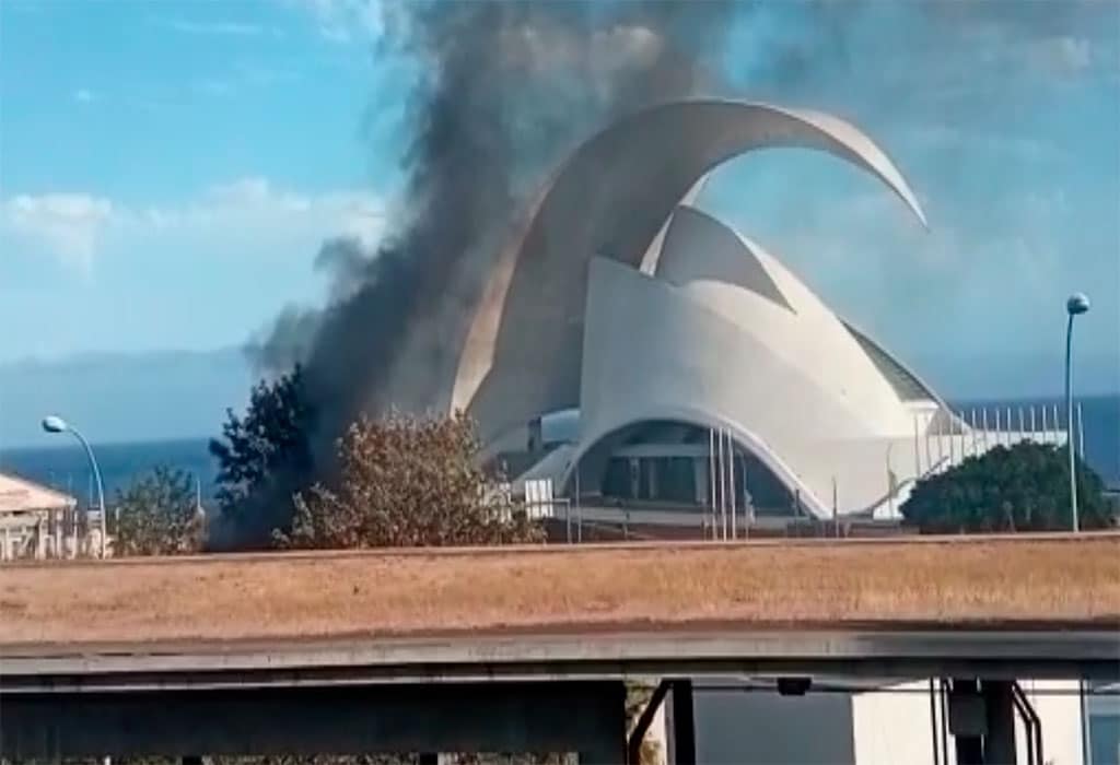 Susto por el incendio de un vehículo en los alrededores del Auditorio de Tenerife