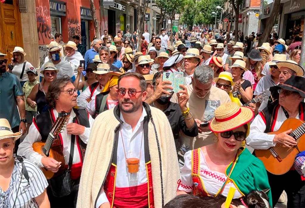 Más de 1.000 canarios se van de romería por las calles de Madrid