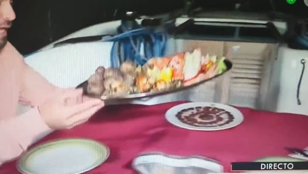 "Pedazo de chopa, compadre": una cucaracha se cuela en la comida en un directo de Televisión Canaria