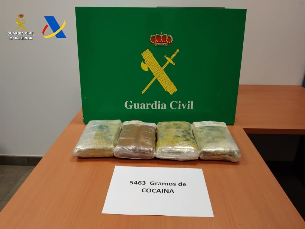Regalo sorpresa: lo pillan en Canarias con 5 kilos de droga envueltos en un paquete "con papel y lazo"