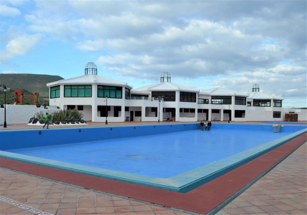 Las instalaciones sufren un importante deterioro debido a que no se utilizan y la piscina se encuentra vacía.