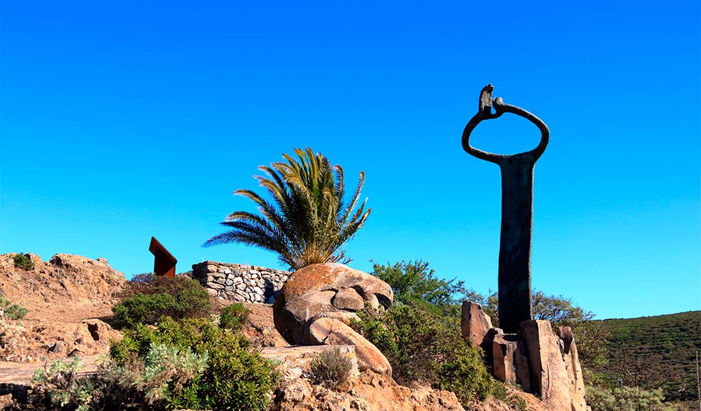 Monumento al silbo gomero. Curiosidades de Canarias
