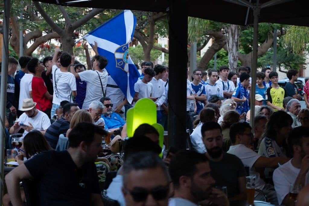 Los aficionados del CD Tenerife acudirán en masa a bares y terrazas para ver el partido contra el Girona. /Fran Pallero