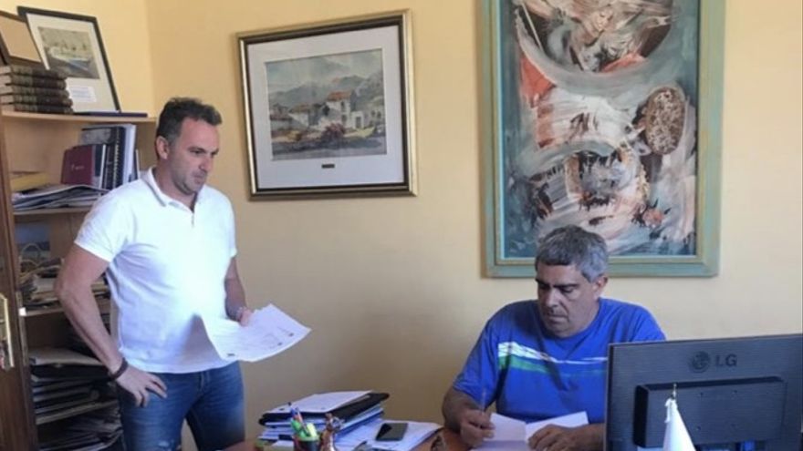 El alcalde de Tazacorte, Juan Miguel Rodríguez (NC), sentado en la mesa, y su segundo, David Ruíz (UB-CC) | DA