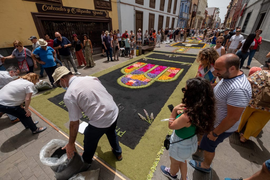 Las alfombras y tapices de colores vuelven a invadir las calles de La Laguna. | Fran Pallero