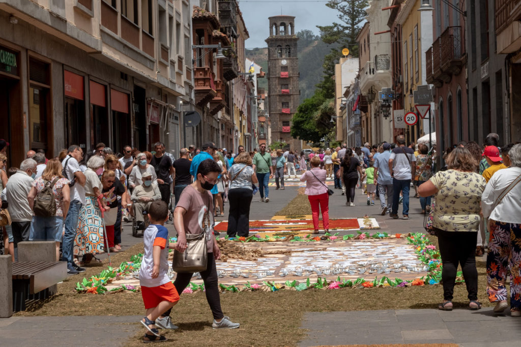 Las alfombras y tapices de colores vuelven a invadir las calles de La Laguna. | Fran Pallero