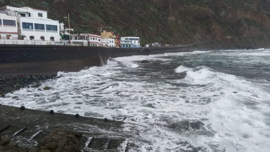 Tenerife, La Gomera, El Hierro y Gran Canaria seguirán en riesgo por oleaje