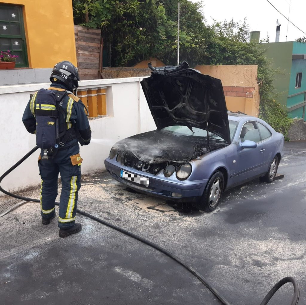 Un coche se incendia mientras circulaba en Tacoronte