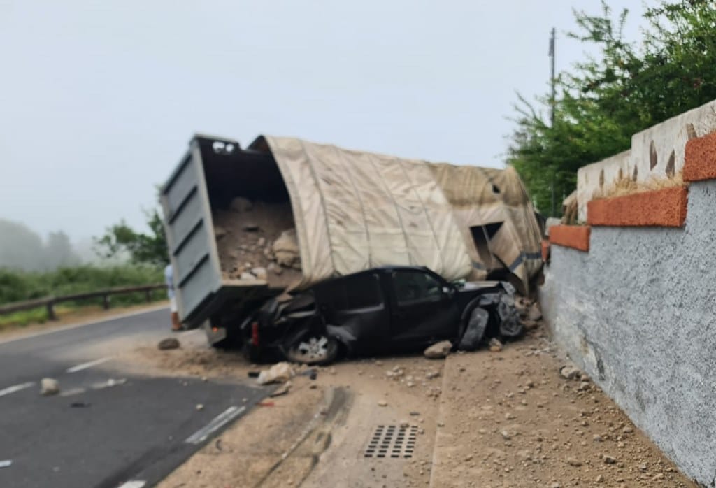 Un camión aplasta un coche en Tenerife