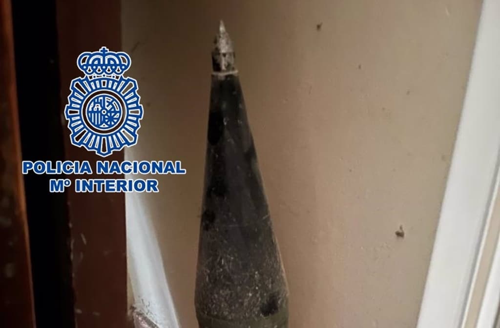 Estaba debajo de una cama: descubren un cohete antitanque en una casa de La Palma