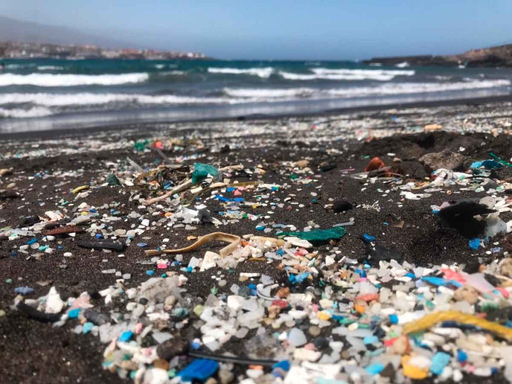 Microplásticos en una playa de Tenerife. Foto: Cristina Villanova