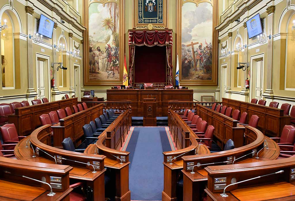 Podemos y CC, contra los cuadros del Parlamento de Canarias