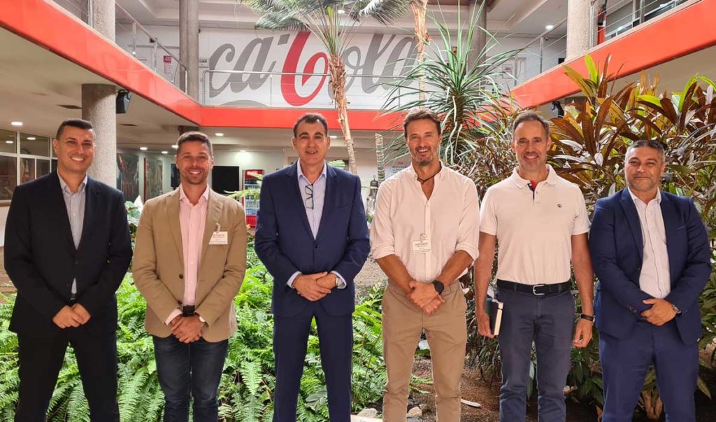 El consejero insular Javier Rodríguez (segundo por la izquierda), junto con varios directivos de la compañía, durante su visita a la fábrica de Coca-Cola Europacific Partners, en Tacoronte. DA
