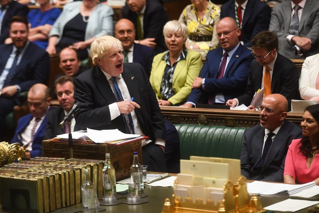 Boris Johnson se despide imitando a Terminator: "Hasta la vista, baby"