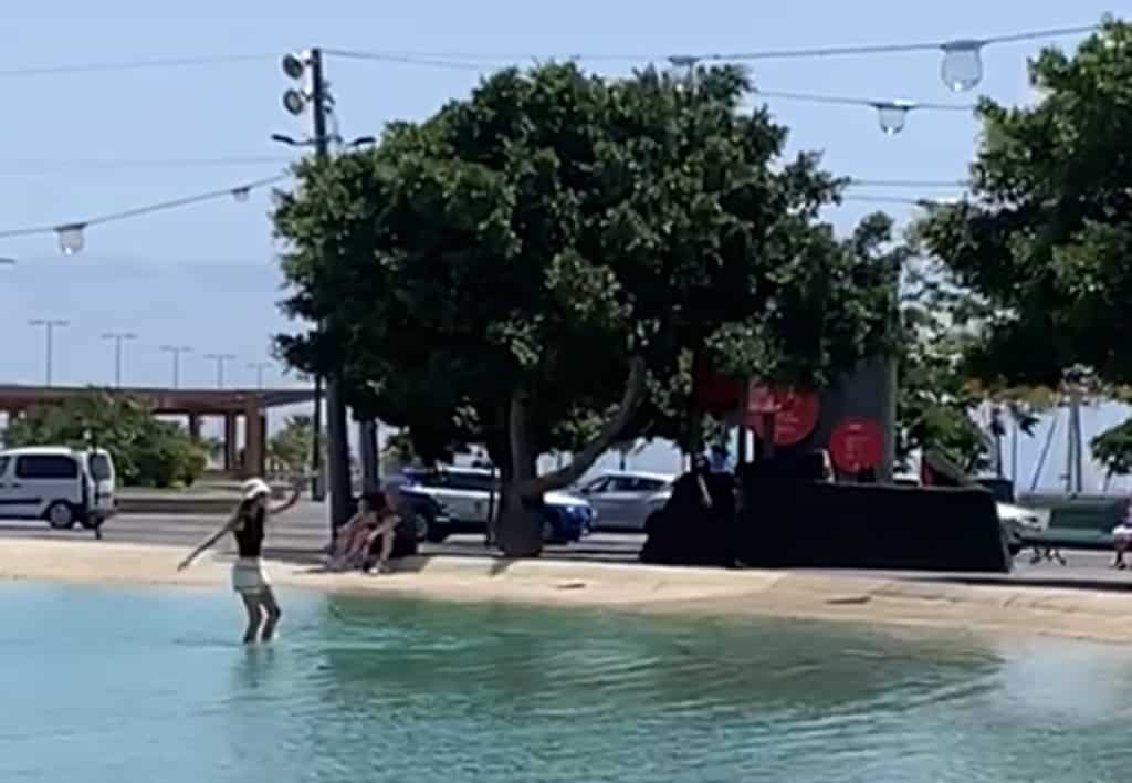 Cuando el calor aprieta: echan a varios turistas que se bañaban en la charca de la Plaza de España