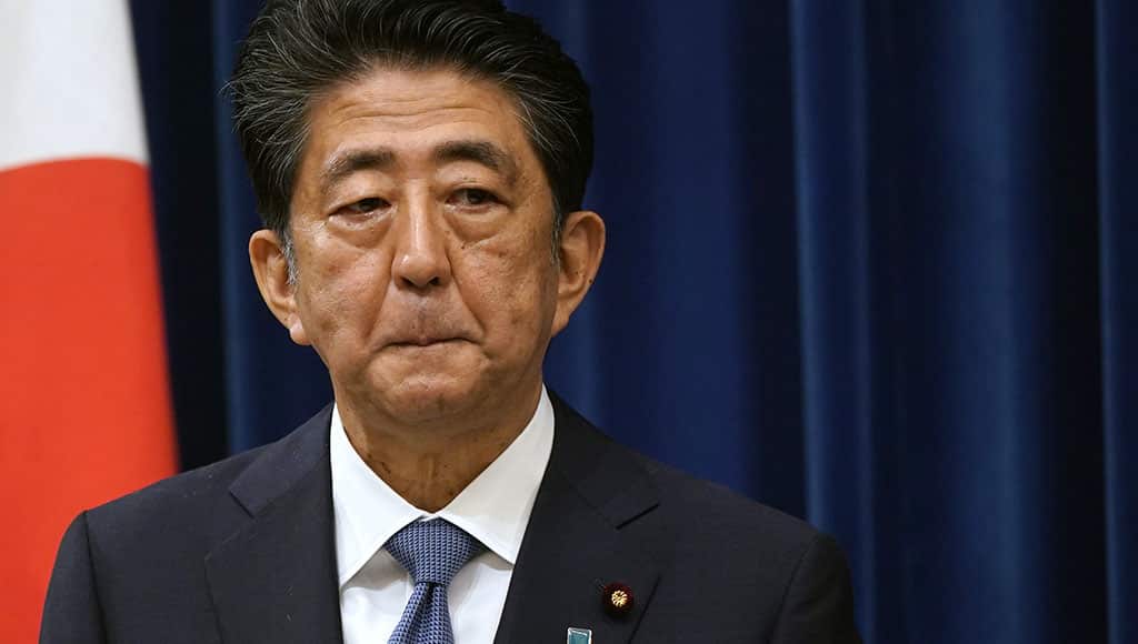 El ex primer ministro de Japón recibe un disparo por la espalda en pleno directo