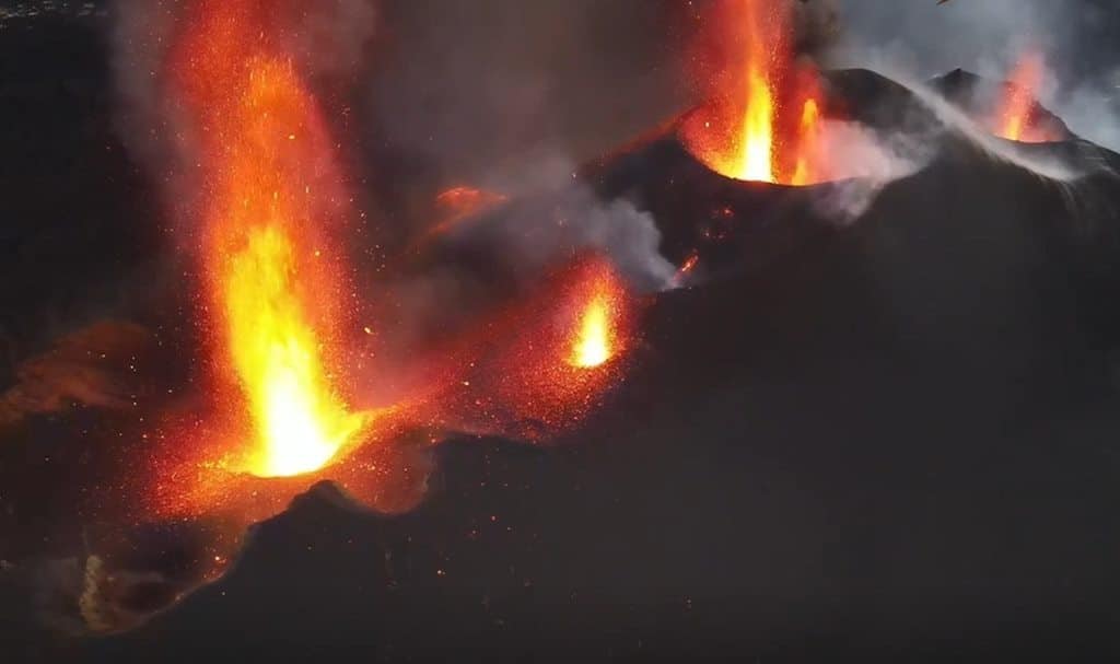 Los movimientos sísmicos en los 3 meses previos a la erupción en El Hierro ocurrieron en La Palma en "tan solo 24 horas"