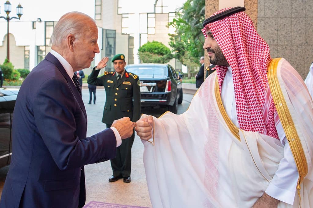 Biden se encuentra cara a cara con Mohammed bin Salmán