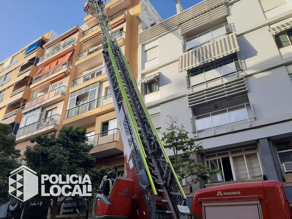 Caída de cascotes y desprendimientos en la fachada de un edificio en la calle del Pilar