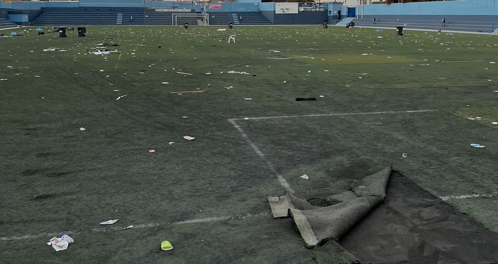 Basura y el parte del césped destrozado en el Estadio Municipal del Peñón. Twitter (@RaulBarcos16)
