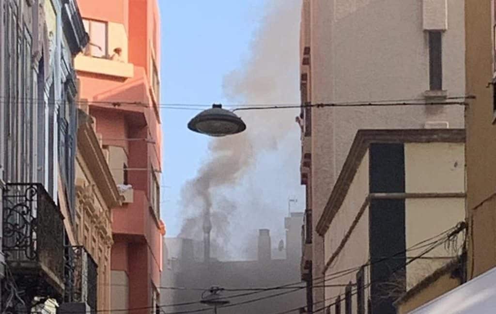 Columna de humo en la calle Imeldo Serís, en Santa Cruz. Policía Local (Twitter)