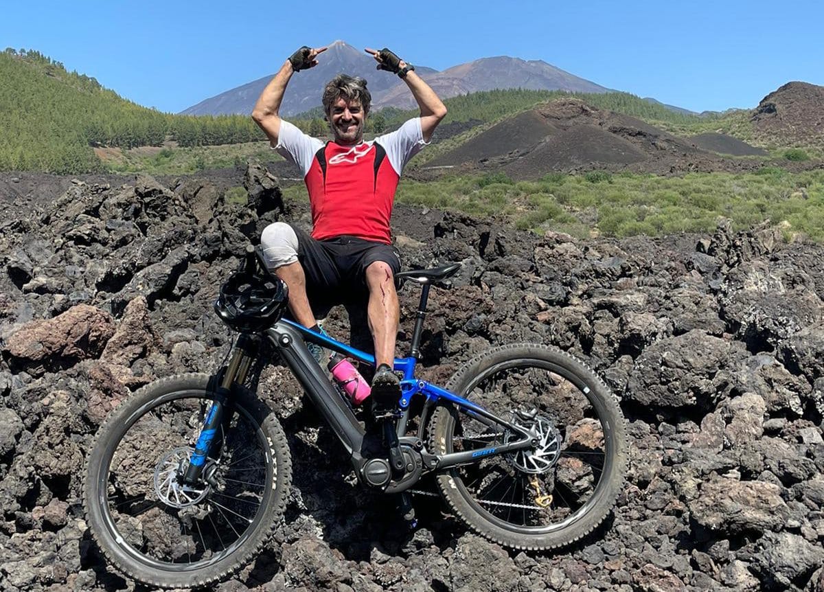 El expiloto Carlos Checa pide disculpas tras circular en bici por una zona prohibida de la Reserva Natural del Chinyero