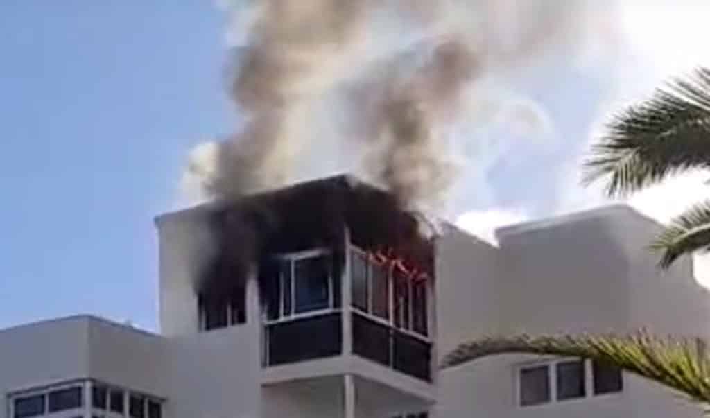 Incendio en Arona: una columna de humo se divisa a cientos de metros