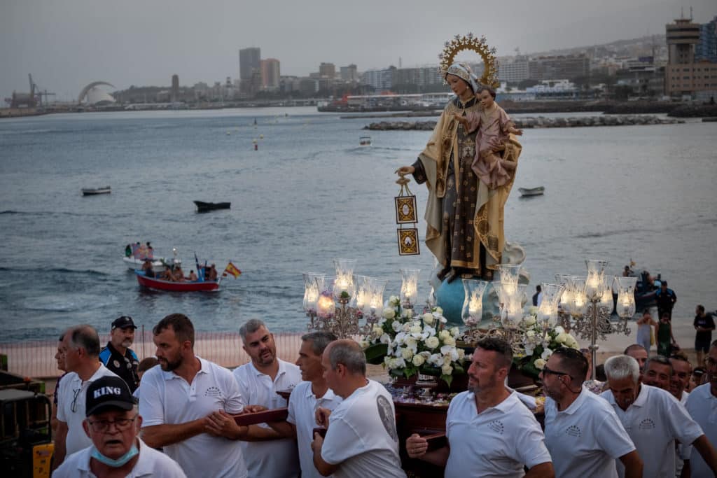 En Valleseco la Virgen solo pudo procesionar hasta el borde del mar.