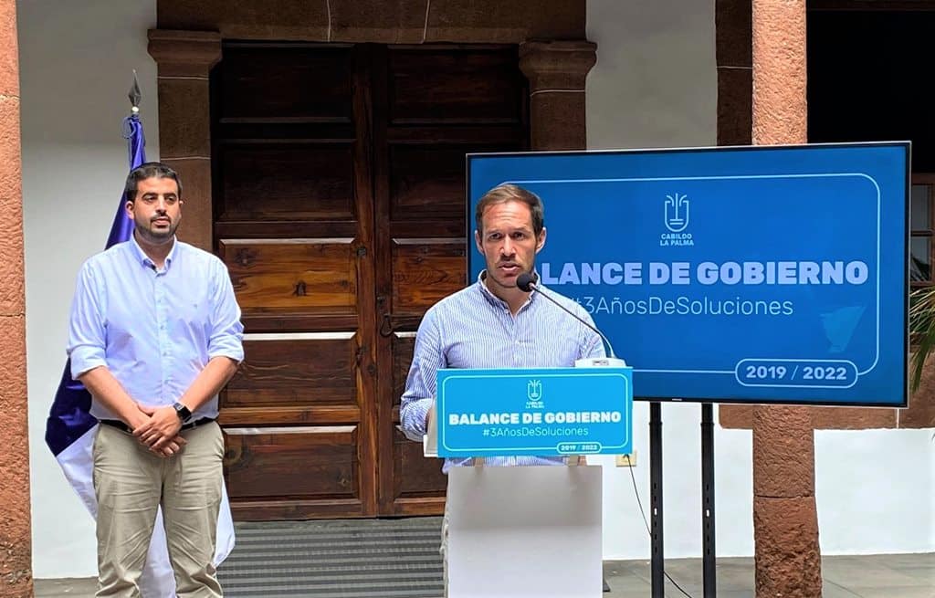Borja Perdomo (i) y Mariano Zapata, ayer, durante el balance de los tres años de gobierno.