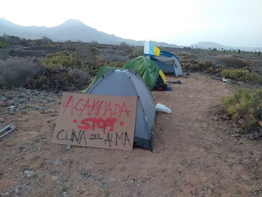 Una acampada popular exige la paralización de las obras en el Puertito de Adeje