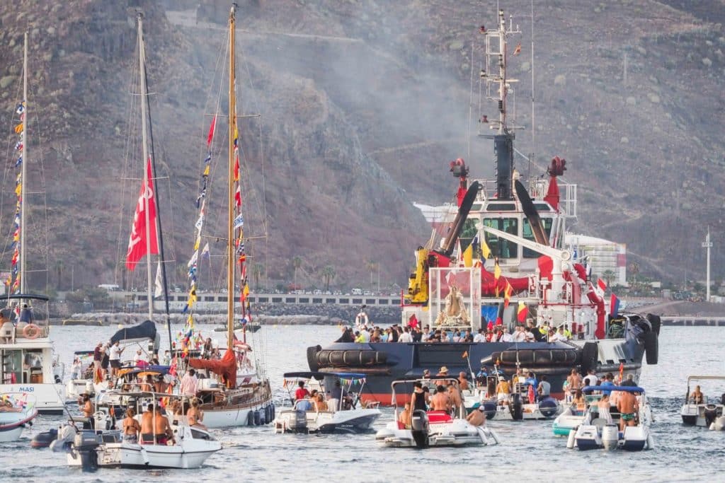Aspecto que ofrecía ayer el puerto de Santa Cruz, con numerosas embarcaciones acompañando al remolcador Canarias, que transportaba a la Virgen del Carmen. Sergio Méndez