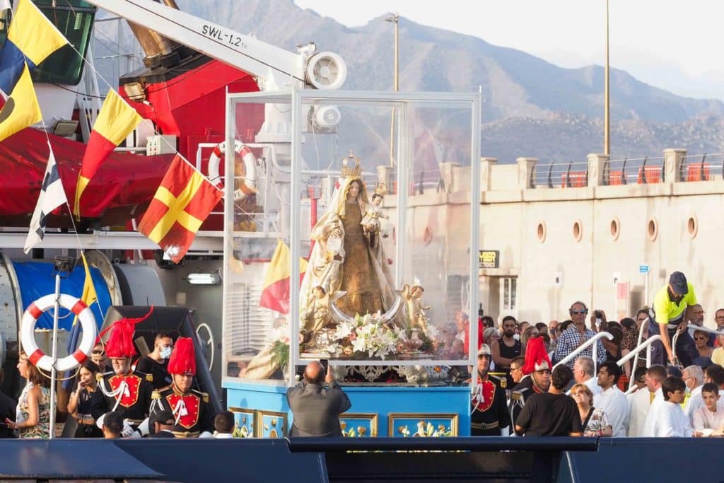 La imagen de la Virgen del Carmen se embarcó en el remolcador VB Canarias y fue acompañada por unas 70 embarcaciones.