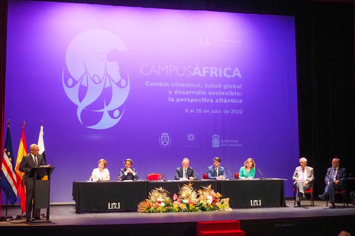 Un momento de la conmemoración del Día de Mandela en el Teatro Leal, ayer. Sergio Méndez