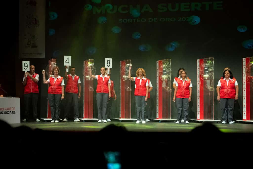 El Sorteo de Oro de Cruz Roja se celebró en el Teatro Leal, ayer.