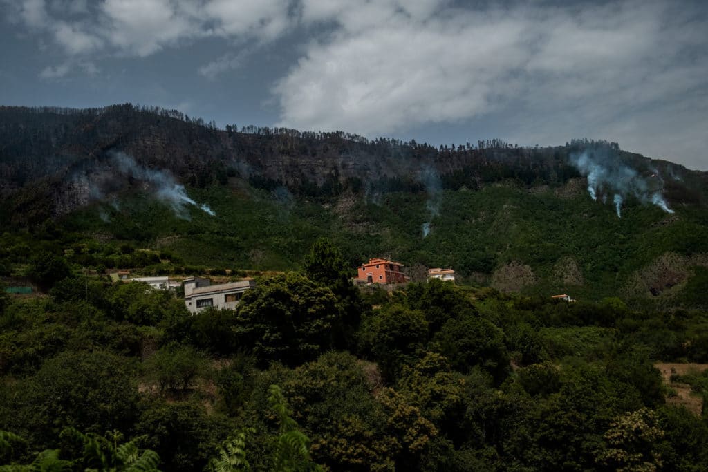 El incendio en Tenerife continúa estabilizado y en proceso de control; preocupa Tigaiga