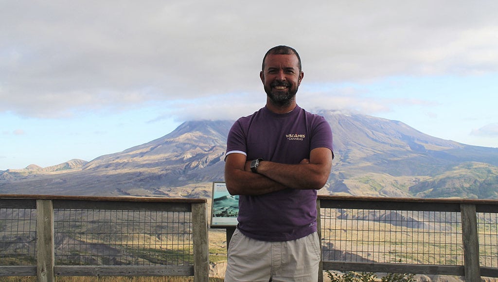 Víctor Melo, presidente de la Asociación Volcanes de Canarias, junto al volcán Santa Helena, en Estados Unidos. | DA