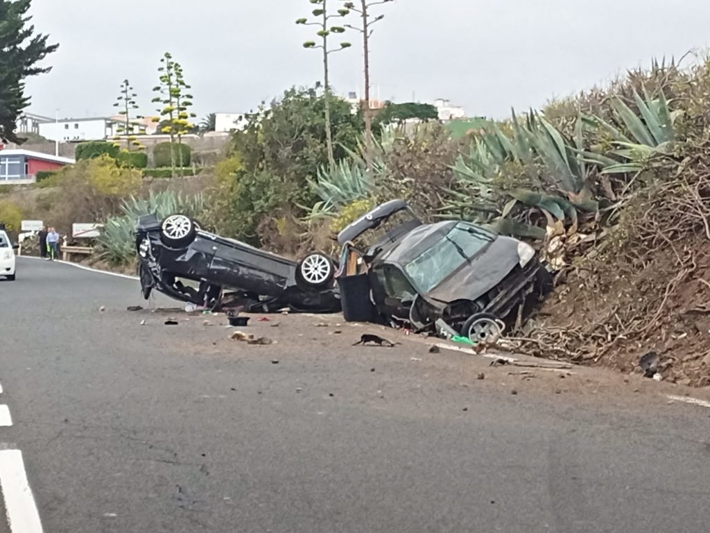 Aparatosa colisión en Gran Canaria con vuelco en la cuneta