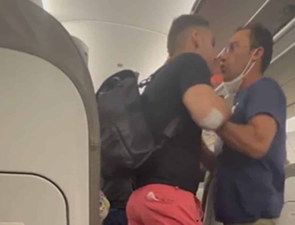 Dos pasajeros terminan a puñetazo limpio en un avión