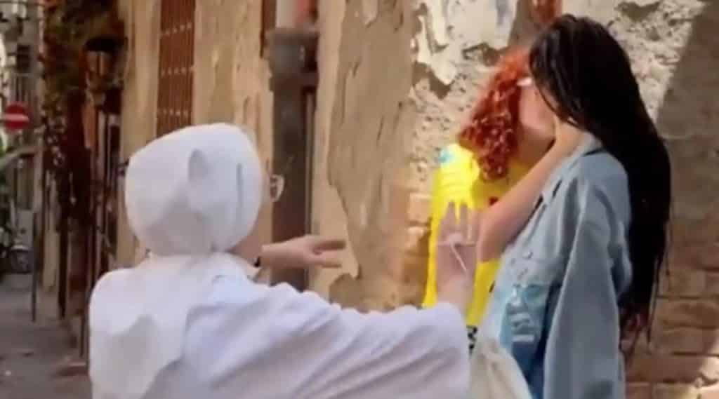 Una monja separa a dos mujeres que se besaban en la calle