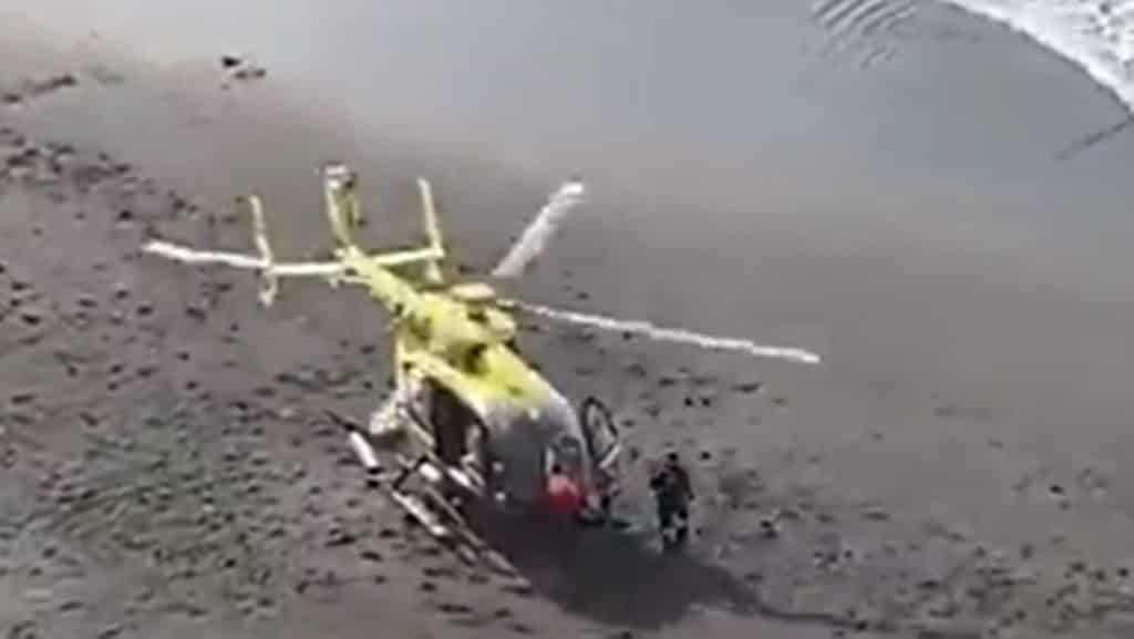 Desalojan la playa del Bollullo para facilitar el rescate de un varón en parada cardiorrespiratoria